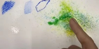 Aquarelpotloden gemengd met water door de potloden te gebruiken met schuurpapier