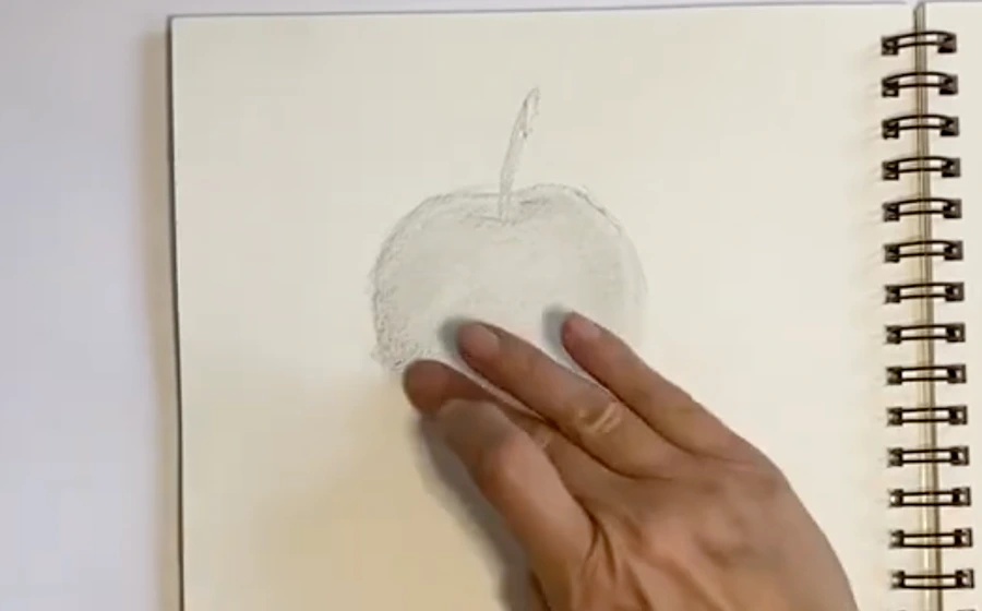 Getekende appel met je vingers vervagen voor een mooier effect