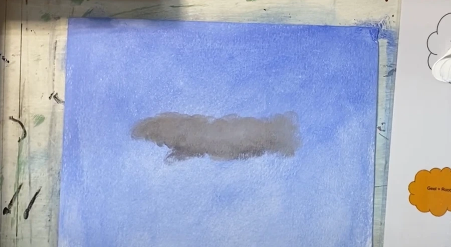 Tweede laag verf aangebracht op geschilderde wolkenlucht